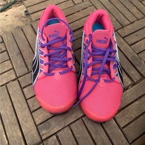 Like new condition Puma running shoes size 6 woman’s